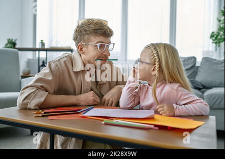 Carino padre e figlia giocando a trascorrere il tempo insieme Foto Stock