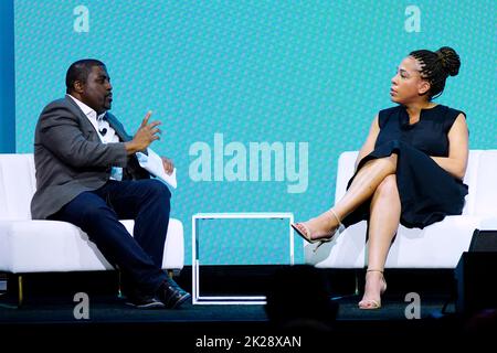 09/19/2022 New York, New York Yinka Adegoke e Ayanna Lonian parlano sul palco dell'inarrestabile Conferenza sull'Africa, tenutasi a Cipriani 42nd Street a New York, lunedì 19 settembre 2022. Foto di Jennifer Graylock-Graylock.com 917-519-7666 Foto Stock