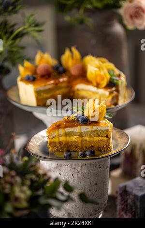 Torta al pistacchio con guarnizione al caramello salato Foto Stock