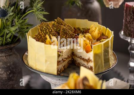 Torta di noci a strati con crema al mascarpone Foto Stock