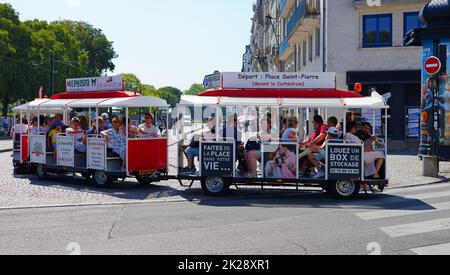 NANTES, FRANCIA -10 AGO 2022- Vista del trenino turistico sulla strada nel centro di Nantes, Francia. Foto Stock