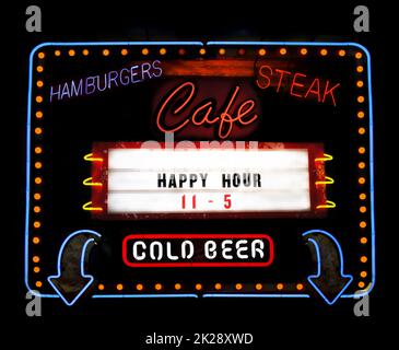 Vintage Neon Cafe Sign on Small Town Restaurant Foto Stock