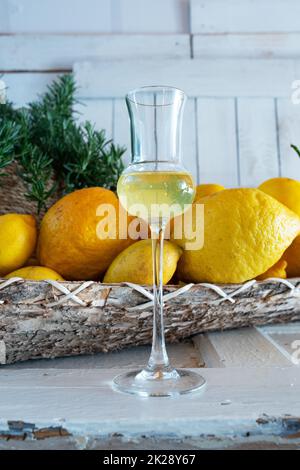 Bicchiere di liquore di limoncello su legno d'annata Foto Stock