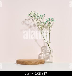 palco per l'esposizione di prodotti, cosmetici con un podio rotondo in legno Foto Stock