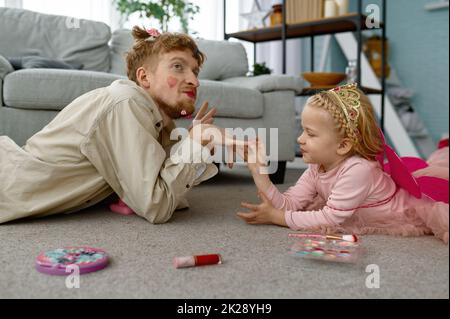 Padre con trucco divertente e figlia Foto Stock