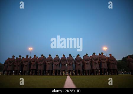 Pockau Lengefeld, Germania. 22nd Set, 2022. Le reclute dei Marienberg Hunters del Battaglione Panzergrenadier 371 sono in palio per una richiesta di lancio in pegno su un campo sportivo nelle Ore Mountains. Durante la cerimonia, i 120 uomini e donne giurarono di servire fedelmente la Repubblica Federale. Il battaglione è di stanza a Marienberg (Erzgebirgskreis) e appartiene a Panzergrenadier Brigade 37. I soldati associati possono essere dispiegati, tra l'altro, per la difesa nazionale e dell'alleanza in patria e all'estero. Credit: Jan Woitas/dpa/Alamy Live News Foto Stock