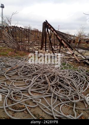 I tubi corrugati per il cablaggio elettrico si trovano a massa. Foto Stock