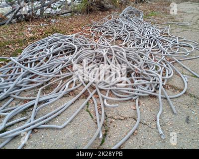 I tubi corrugati per il cablaggio elettrico si trovano a massa. Foto Stock