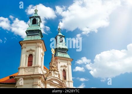 Due campanili della Chiesa di San Giovanni di Nepomuk sulla roccia. Praga, Repubblica Ceca Foto Stock