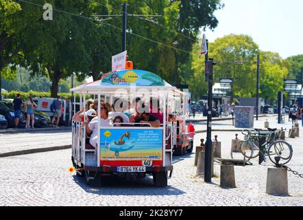 NANTES, FRANCIA -10 AGO 2022- Vista del trenino turistico sulla strada nel centro di Nantes, Francia. Foto Stock