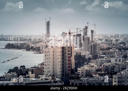 Edifici residenziali e uffici di alto livello moderni in costruzione. Limassol, Cipro Foto Stock