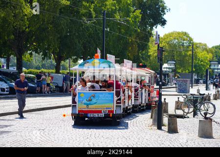 NANTES, FRANCIA -10 AGO 2022- Vista del trenino turistico sulla strada nel centro di Nantes, Francia. Foto Stock