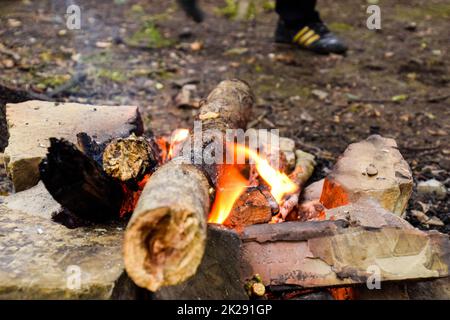 Un falò con legna da ardere che brucia in esso Foto Stock