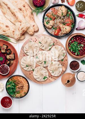 Cucina georgiana su tavolo bianco, vista dall'alto, spazio coperto Foto Stock