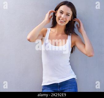 Theres bellezza nella semplicità. Ritratto di una bella giovane donna in abbigliamento casual. Foto Stock
