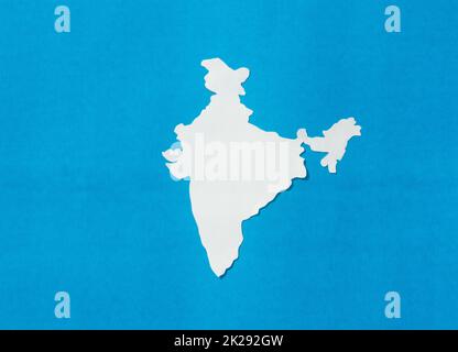 Carta tagliata India mappa isolato su sfondo blu. Foto Stock