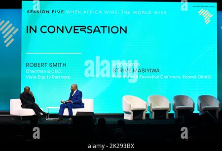 09/19/2022 New York, New York Strive Masiyiwa e Robert Smith parlano sul palco all'inarrestabile Conferenza sull'Africa, tenutasi a Cipriani 42nd Street a New York City, lunedì 19 settembre 2022. Foto di Jennifer Graylock-Graylock.com 917-519-7666 Foto Stock