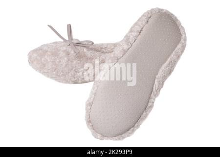 Pantofole isolate. Primo piano di un paio di calde e morbide pantofole in spugna beige, isolate su sfondo bianco. Scarpe da donna. Foto Stock