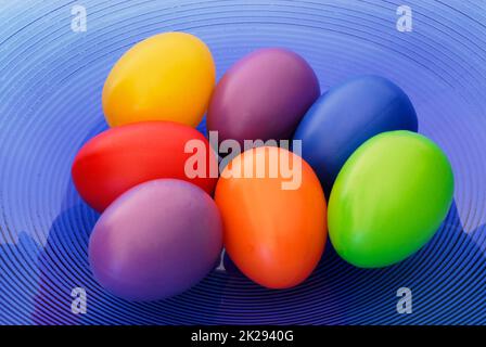 Immagini simboliche sul tema della Pasqua, delle uova e dei costumi pasquali Foto Stock