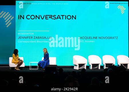 09/19/2022 New York, New York Jennifer Zabasajja e Jacqueline Novogratz parlano sul palco dell'inarrestabile Conferenza sull'Africa, tenutasi a Cipriani 42nd Street a New York, lunedì 19 settembre 2022. Foto di Jennifer Graylock-Graylock.com 917-519-7666 Foto Stock