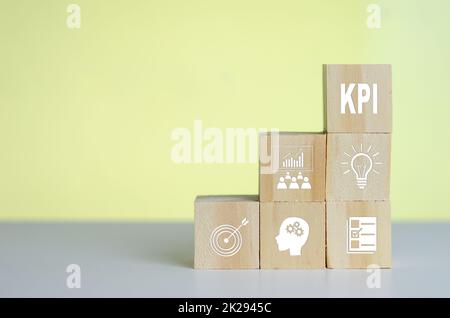 Cubi di legno con indicatore di prestazioni chiave KPI sullo sfondo e copy space.Business Concepts. Foto Stock