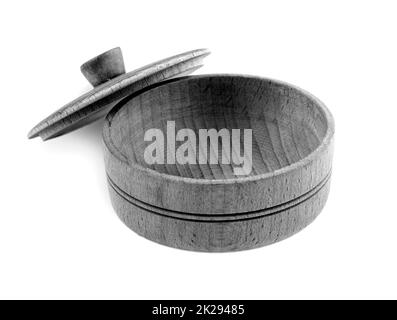 Svuotare la ciotola di legno con un coperchio isolato su sfondo bianco. Vista dall'alto Foto Stock