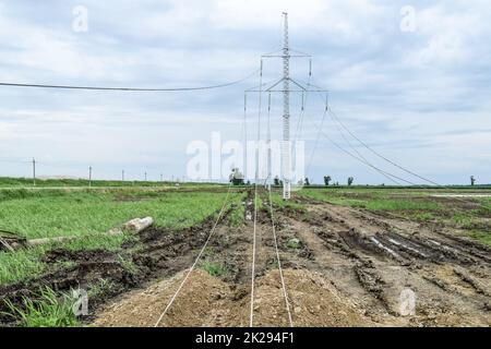 La costruzione di una linea elettrica ad alta tensione. Foto Stock