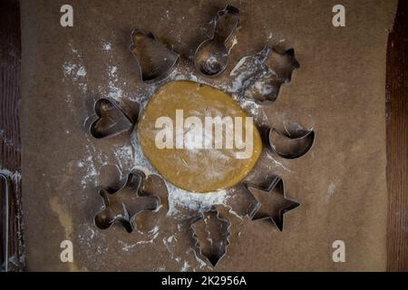 Sulla pergamena è presente un impasto attorno al quale sono presenti taglierine di diversi tipi, tutte cosparse di farina Foto Stock