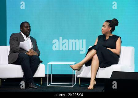 09/19/2022 New York, New York Yinka Adegoke e Ayanna Lonian parlano sul palco dell'inarrestabile Conferenza sull'Africa, tenutasi a Cipriani 42nd Street a New York, lunedì 19 settembre 2022. Foto di Jennifer Graylock-Graylock.com 917-519-7666 Foto Stock