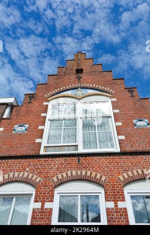 Facciata tipica della casa nel centro storico DI ZIERIKZEE in Zeeland, Paesi Bassi Foto Stock