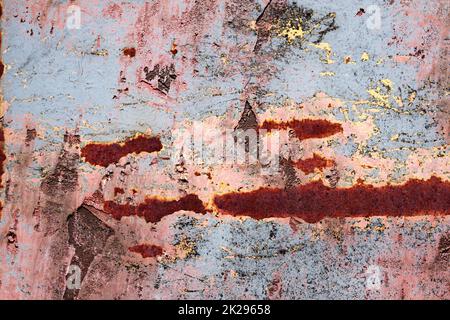 Vista dettagliata da vicino di pareti in cemento invecchiate e intemperie con crepe e vernice Foto Stock