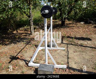 Rack di asta fatti in casa. Attrezzature sportive nel cortile. Barra di sollevamento pesi. Foto Stock