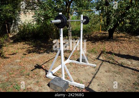 Rack di asta fatti in casa. Attrezzature sportive nel cortile. Barra di sollevamento pesi. Foto Stock