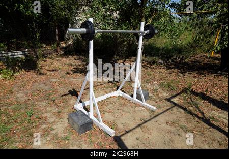 Rack di asta fatti in casa. Attrezzature sportive nel cortile. Barra di sollevamento pesi. Foto Stock