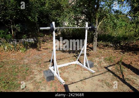 Rack di asta fatti in casa. Attrezzature sportive nel cortile. Barra di sollevamento pesi. Foto Stock