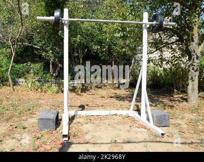 Rack di asta fatti in casa. Attrezzature sportive nel cortile. Barra di sollevamento pesi. Foto Stock