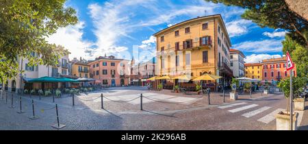 Menaggio. Strada colorata in città di Menaggio vista panoramica Foto Stock