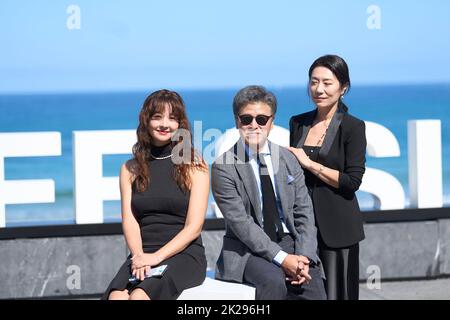 22 settembre 2022, San Sebastian, Spagna: Kwon Hae-hyo, Song Sun-mi, Chi Yun-Hee ha partecipato a 'Walk Up' Photocall durante il 70th San Sebastian International Film Festival al Kursaal Palace il 22 settembre 2022 a Donostia / San Sebastian, Spagna (Credit Image: © Jack Abuin/ZUMA Press Wire) Foto Stock