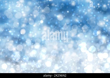 Astratto offuscato Natale festivo o felice anno nuovo sfondo con blu lucido e bianco bokeh illuminato neve paesaggio. Spazio per il tuo progetto. Concetto di scheda. Foto Stock