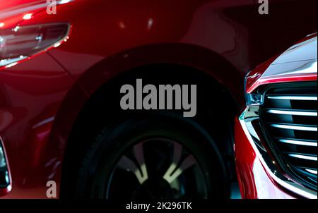 Closeup rosso auto SUV di lusso in showroom. Ufficio concessionaria auto. Agente del concessionario di automobili. Nuova auto parcheggiata in moderno showroom per la vendita e noleggio business concept. Leasing automobilistico e assicurazione di base. Foto Stock