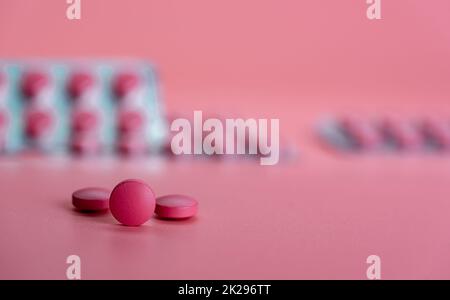 Compresse rosa pillola su blur blister confezione di compresse pillole su  sfondo rosa. Farmaci da prescrizione. Concetto di salute della donna.  Industria farmaceutica. Online Foto stock - Alamy