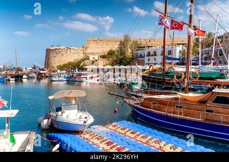 Barche ormeggiate nel porto di Kyrenia (Girne) con fortezza sullo sfondo Foto Stock