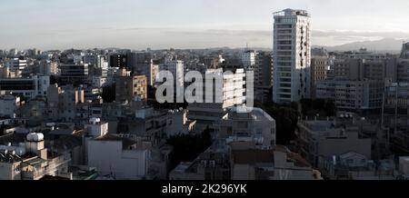 Vista panoramica della parte meridionale di Nicosia, capitale e città più grande dell'isola di Cipro Foto Stock