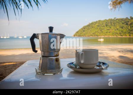 Bere caffè nel paradiso Koh Phayam, Ranong, Thailandia. Foto Stock