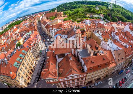 Il paesaggio urbano di Praga, come si vede dalla St. Chiesa di Nicola. Praga, Repubblica Ceca Foto Stock