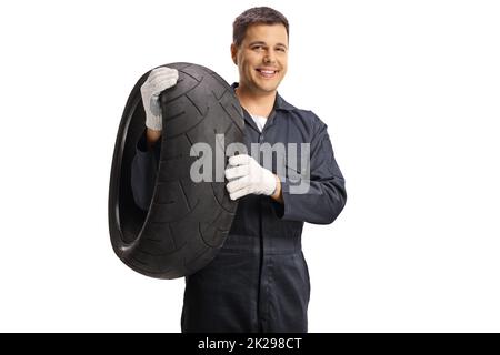 Meccanico auto che tiene un pneumatico di motocicletta isolato su sfondo bianco Foto Stock
