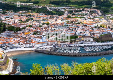 Vista sulla città del centro storico, spiaggia pubblica chiamata Praia de Angra do Heroismo e Chiesa di Igreja da Misericordia dal Monte Brasil, ad Angra do Heroismo, Isola di Terceira, Azzorre, Portogallo. Foto Stock