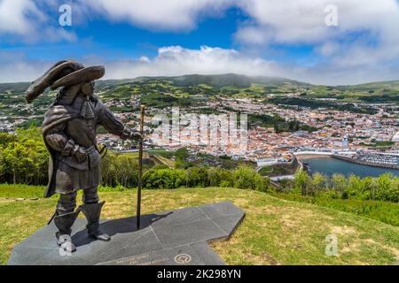 Statua di Afonso VI secondo Re del Portogallo sul Monte Brasil con vista sul centro storico della città, spiaggia pubblica chiamata Praia de Angra do Heroismo in basso, ad Angra do Heroismo, Isola di Terceira, Azzorre, Portogallo. Foto Stock