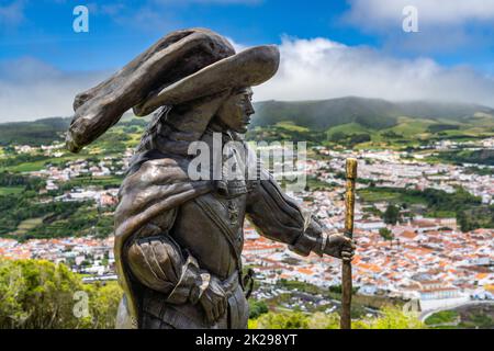 Statua di Afonso VI secondo Re del Portogallo sul Monte Brasil con vista sul centro storico della città, spiaggia pubblica chiamata Praia de Angra do Heroismo in basso, ad Angra do Heroismo, Isola di Terceira, Azzorre, Portogallo. Foto Stock