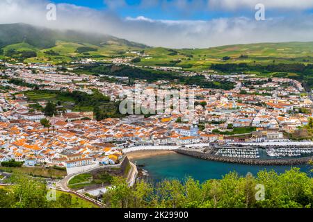 Vista sulla città del centro storico, spiaggia pubblica chiamata Praia de Angra do Heroismo e Chiesa di Igreja da Misericordia dal Monte Brasil, ad Angra do Heroismo, Isola di Terceira, Azzorre, Portogallo. Foto Stock